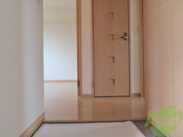 玄関　玄関から撮影しました。左に寝室があり、右にはＬＤＫがあります