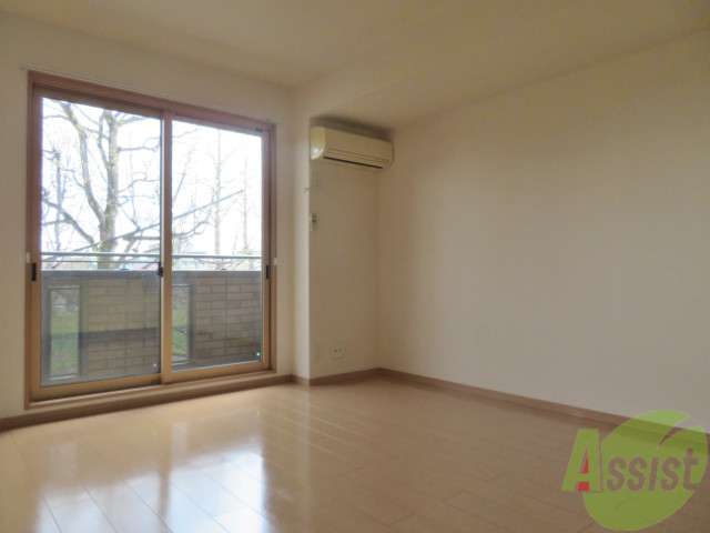 居室・リビング　リビングになります。陽当りも良く明るい印象のお部屋です。