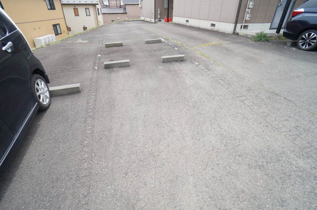 建物外観　駐車場