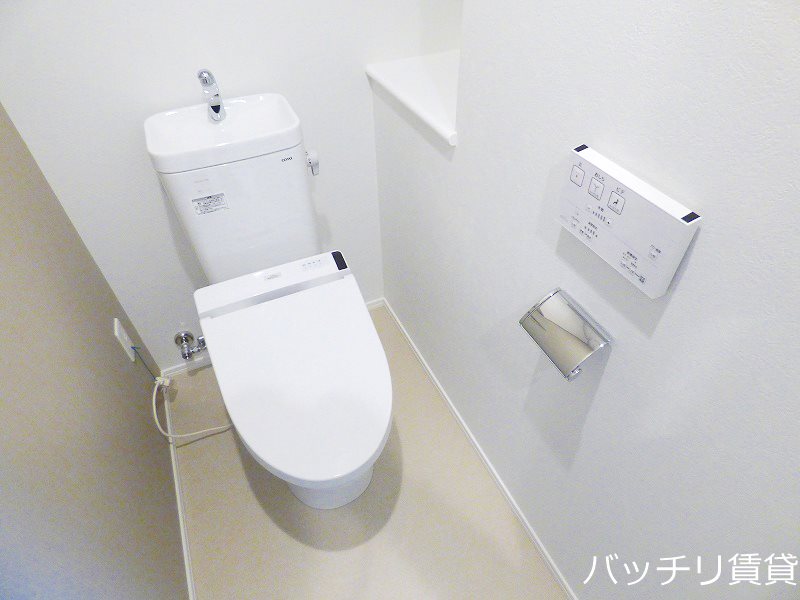 トイレ　※同マンション別部屋写真のため、床・建具などのカラーが異なり