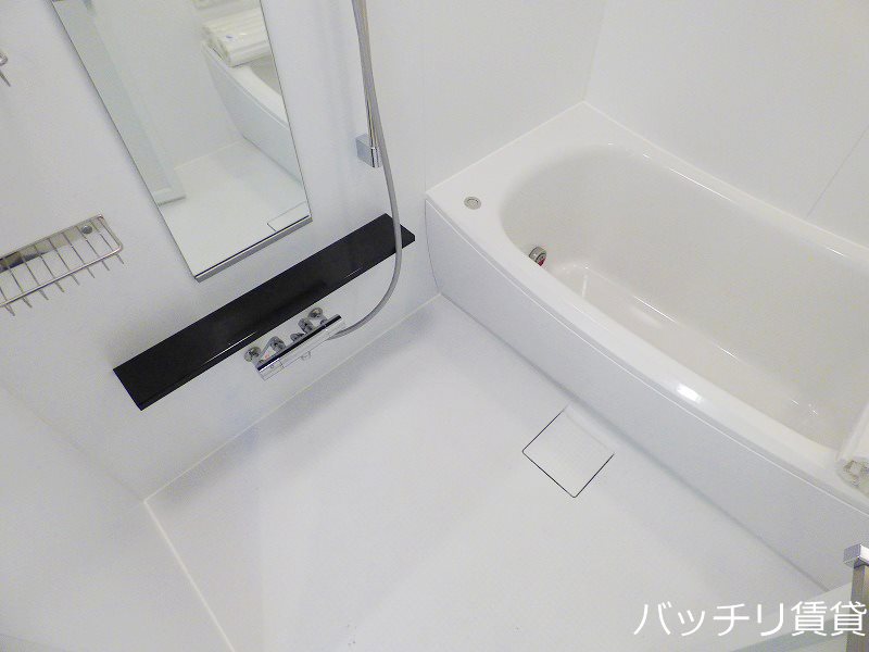 バス・シャワールーム　※同マンション別部屋写真のため、床・建具などのカラーが異なり