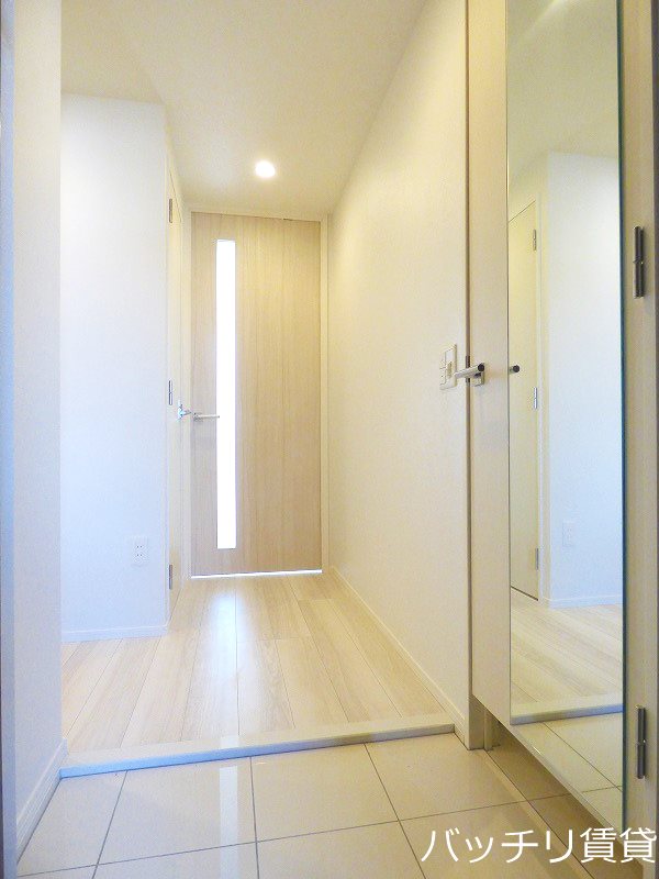 玄関　※同マンション別部屋写真のため、床・建具などのカラーが異なり