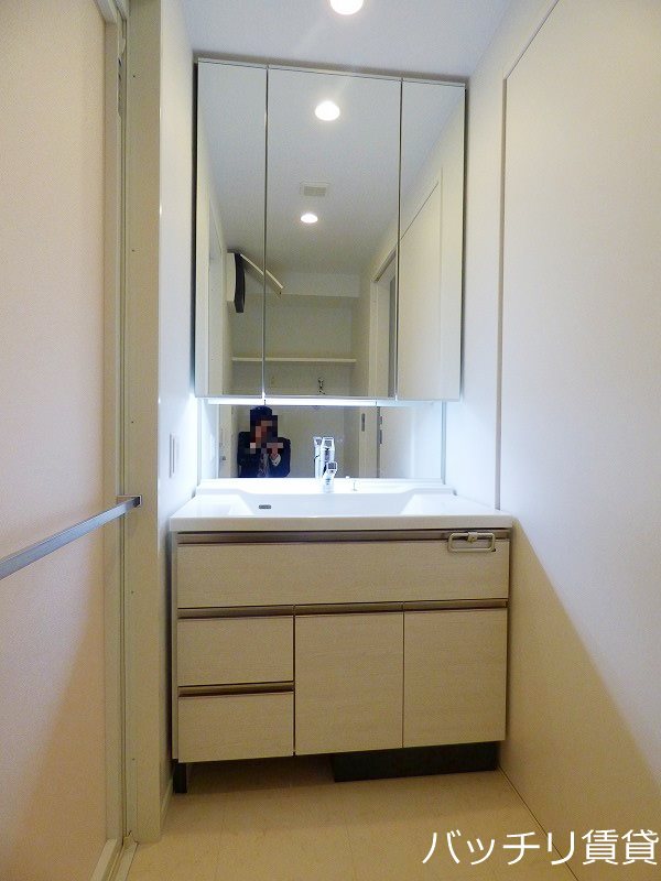 洗面設備　※同マンション別部屋写真のため、床・建具などのカラーが異なり