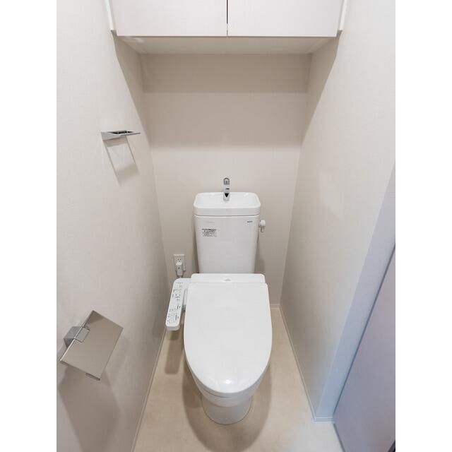 トイレ　落ち着いた色調のトイレです