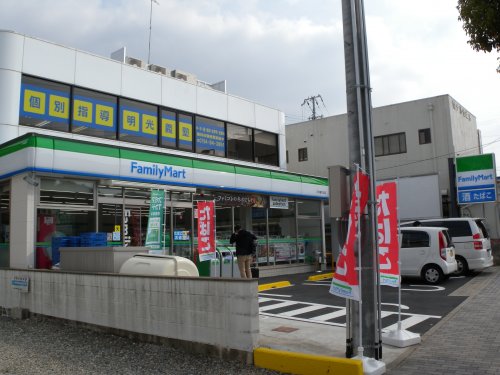 コンビニ　ファミリーマート神鉄緑ヶ丘駅前店（コンビニ）まで125m