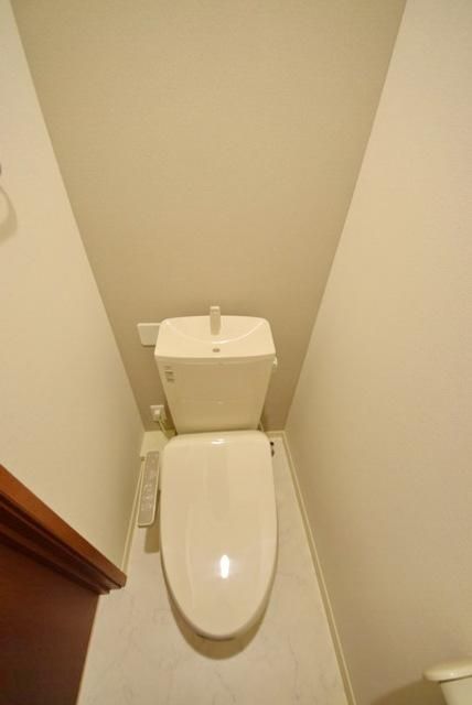 トイレ　温水洗浄便座です