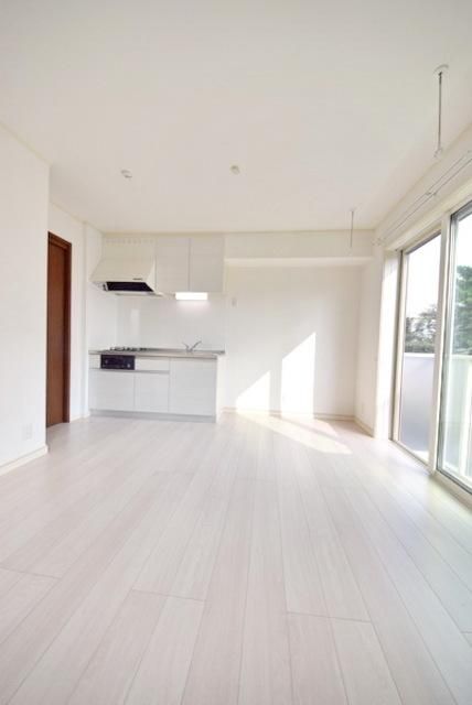 居室・リビング　明るいリビング