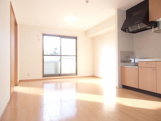 居室・リビング　明るい陽射しが差し込むリビングスペース！