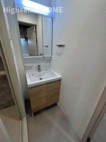 洗面設備　ゆったりとスペースのある洗面所