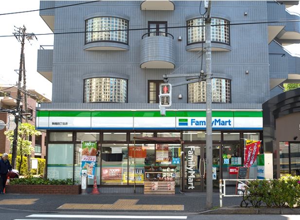 コンビニ　ファミリーマート 駒場四丁目店（コンビニ）まで306m