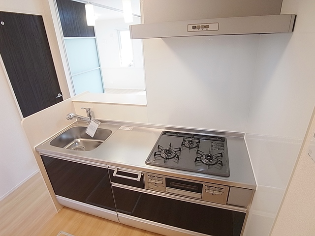 キッチン　カウンターキッチン。システム３口ガスコンロ、グリル付
