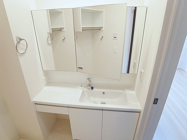 洗面設備　ワイドタイプのシャンプードレッサー