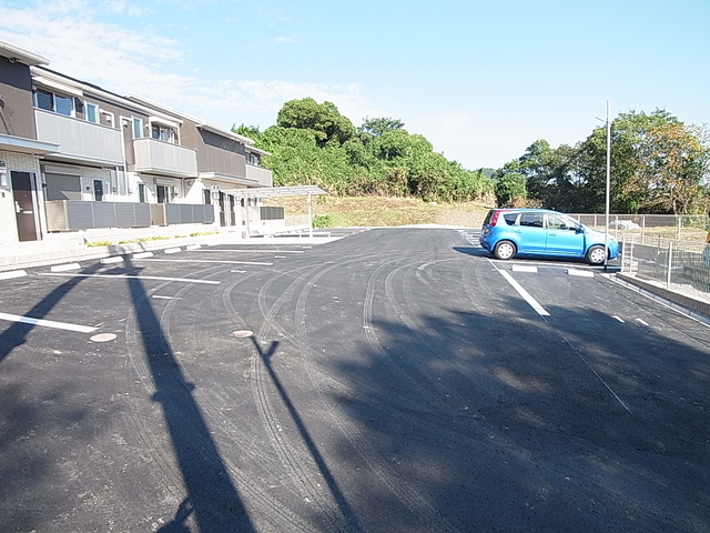 駐車場　敷地内駐車場１台無料