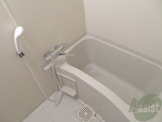 バス・シャワールーム　浴室はこちらのユニットバスになりますねー。