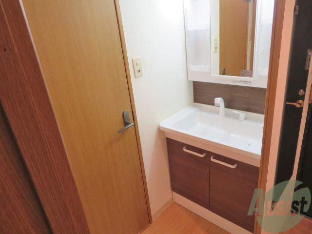 洗面設備　洗面台はこちら木目調がオシャレですねー。