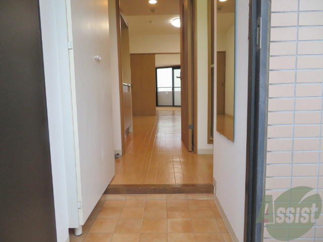 玄関　玄関はこちら脱ぎ履きがしやすそうですねー。