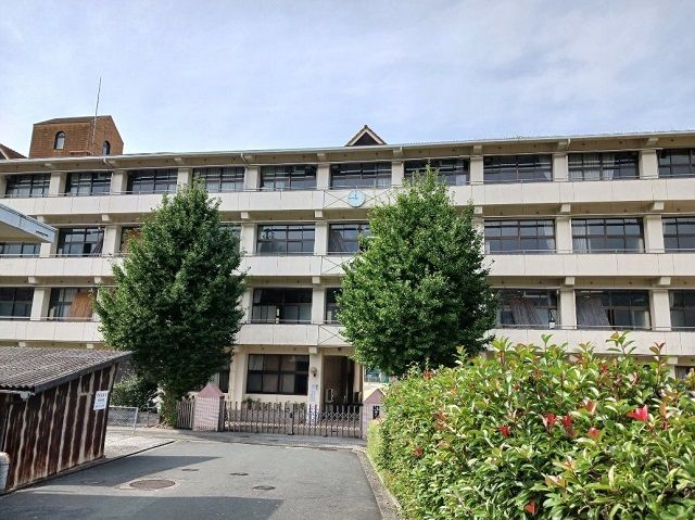小学校　八幡浜市立神山小学校様（小学校）まで1000m