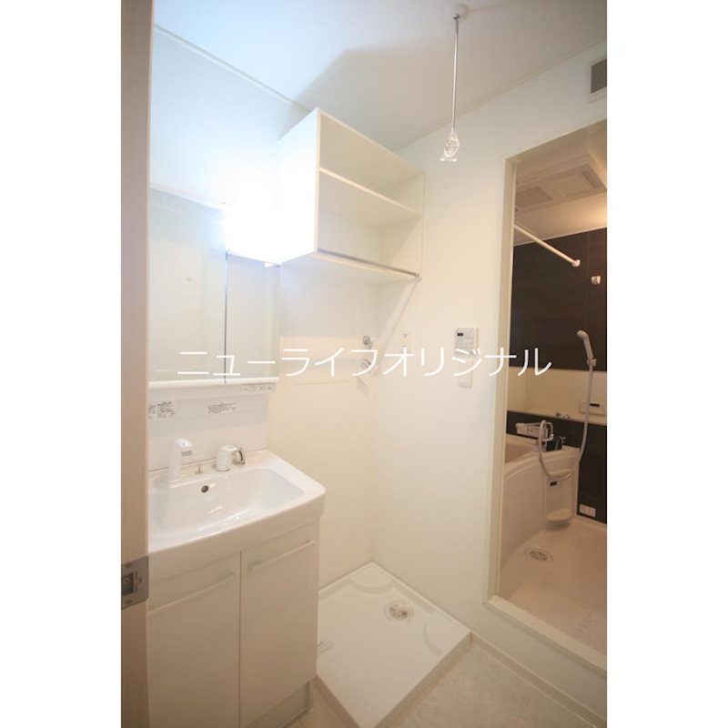 洗面設備　シャワー付き洗面台で忙しい朝でも楽に身支度が出来ます！