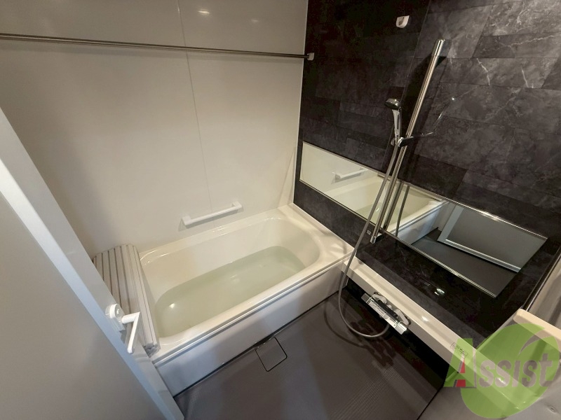 バス・シャワールーム　浴室は追い焚き機能、浴室乾燥機付きです。