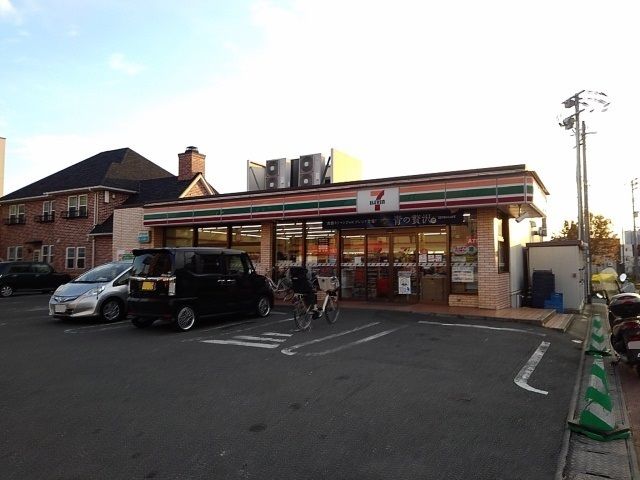 コンビニ　セブンイレブン久留米花畑店（コンビニ）まで880m