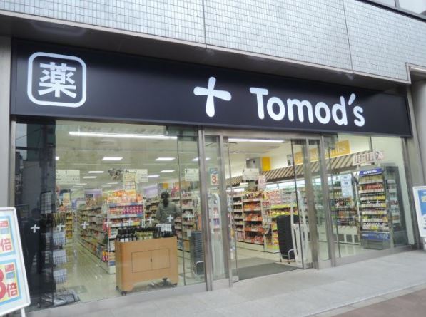 ドラックストア　トモズ 茅場町店（ドラッグストア）まで334m
