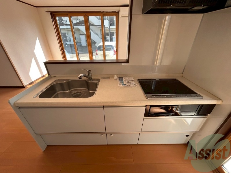 キッチン　ＩＨクッキングヒーターなのでお手入れがしやすいですね。