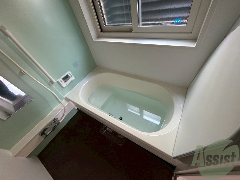 バス・シャワールーム　足を延ばして入れそうな浴槽です。一日の疲れを癒しましょう。