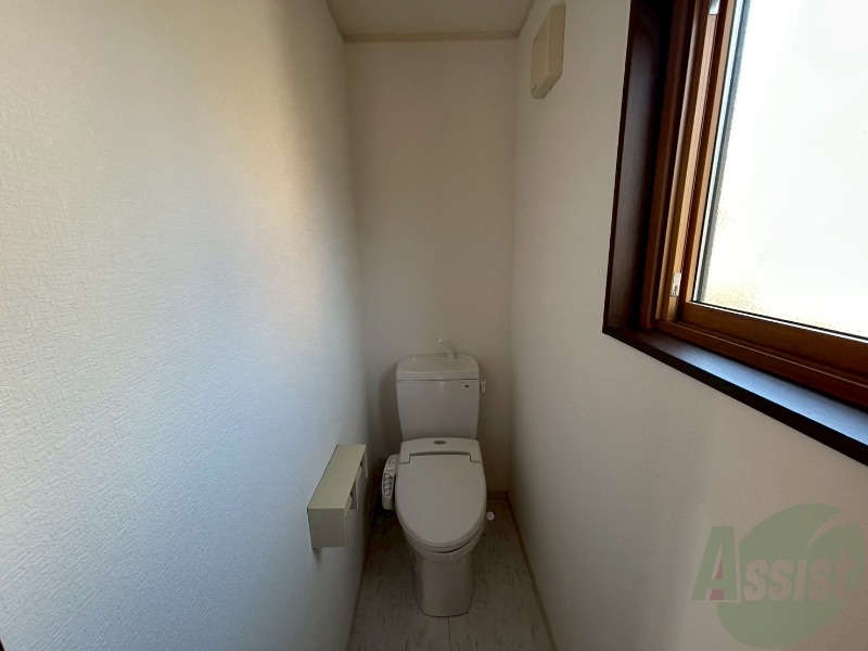 トイレ　温水洗浄便座です。清潔感、広さともに問題無しです。