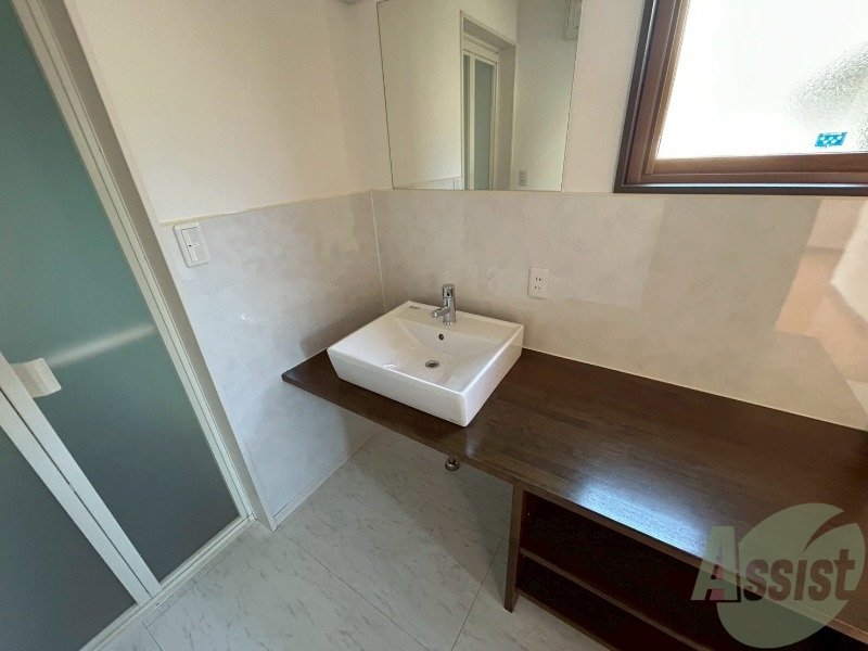 洗面設備　オシャレな洗面台です。スペースが広くとれています。