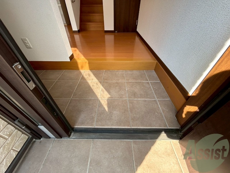 玄関　シンプルな玄関です。立ち回るのに十分なスペースがあります。