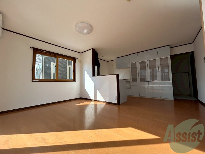 居室・リビング　かなり広々としたリビングです。とても開放的です。