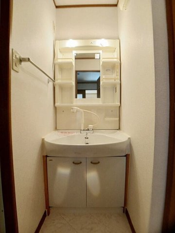 洗面設備　明るい洗面所です