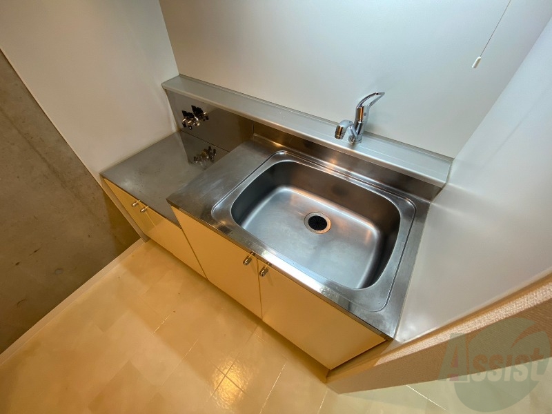 キッチン　キッチン周りは意外と物が多いので棚があるといいですね。