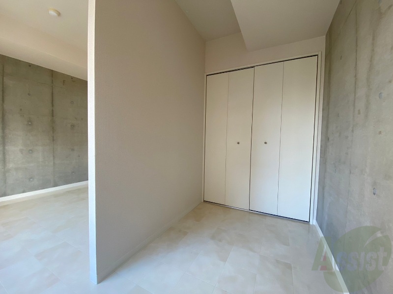 その他部屋・スペース　寝室はこちらです。光が差し込む、温かみのあるお部屋です。