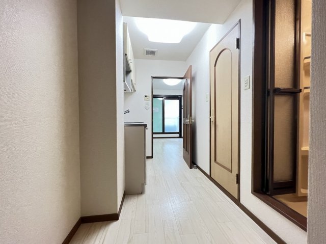 玄関　写真は同マンション別部屋
