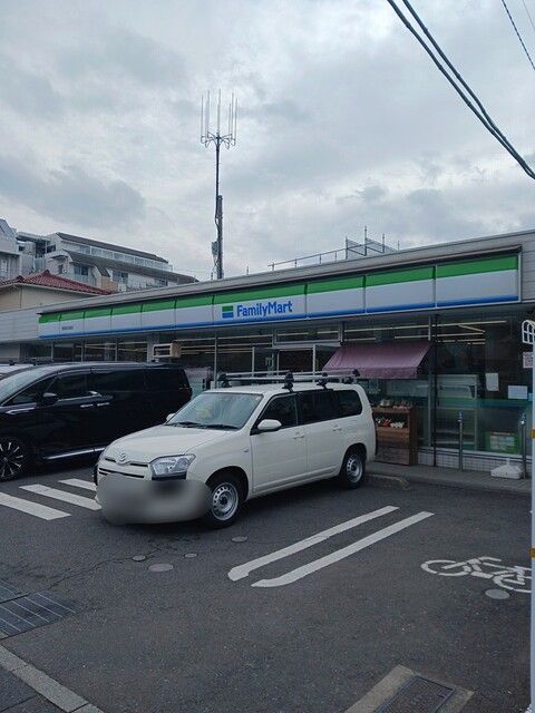 コンビニ　ファミリーマート（コンビニ）まで128m
