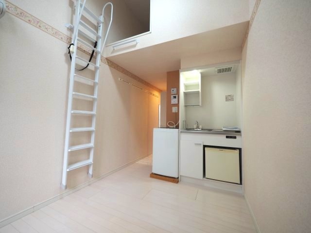 居室・リビング　天井が高くて解放的な居室