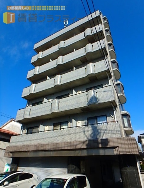 建物外観　堀江には珍しい背の高い建物。。目立ちます