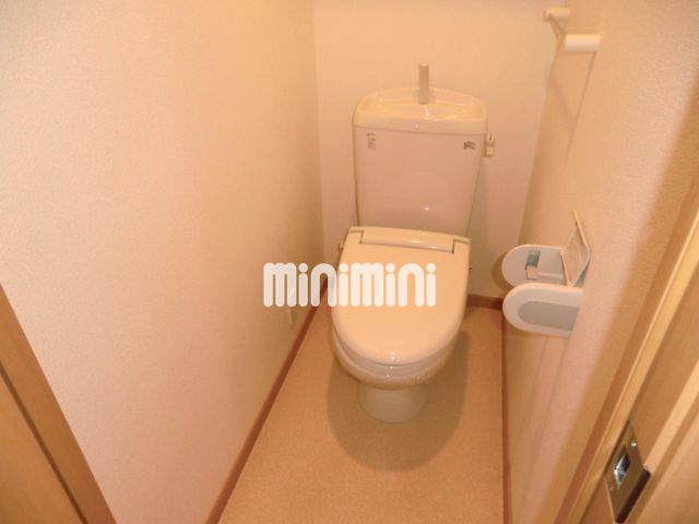 トイレ　収納棚も完備したトイレです