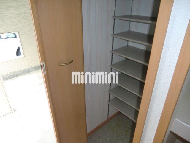 その他設備　容量豊富な下駄箱完備の玄関スペースです