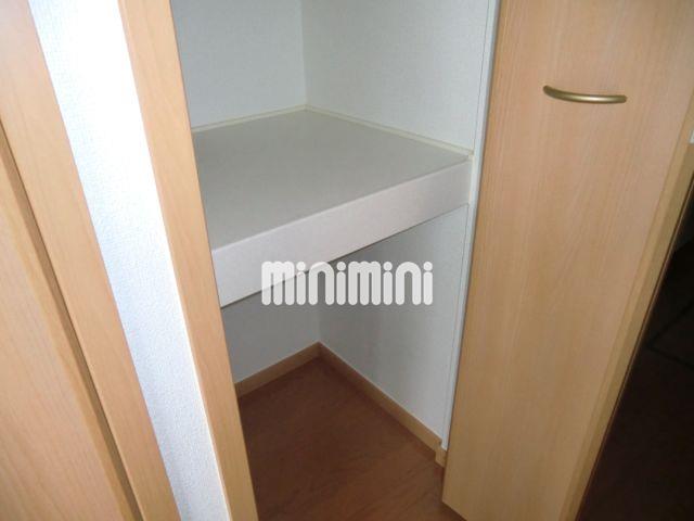 その他　玄関横にも収納スペースがあります
