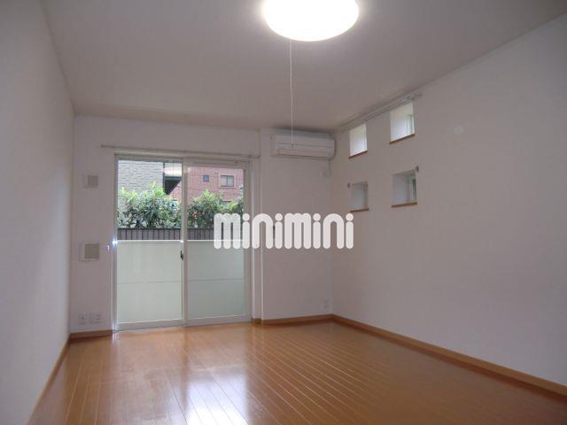 居室・リビング　スッキリした室内空間が魅了の洋室は窓用シャッターも完備