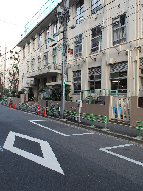 小学校　中央区立阪本小学校（小学校）まで645m