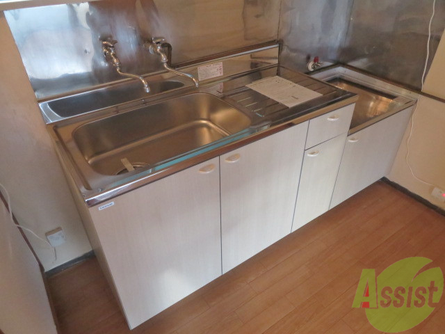 キッチン　キッチンはこんなに広いです。使い勝手が良さそうですね。