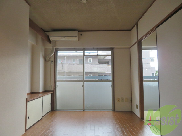 居室・リビング　リビングはこんな感じです。家具もたくさん置けそうな広さですよ