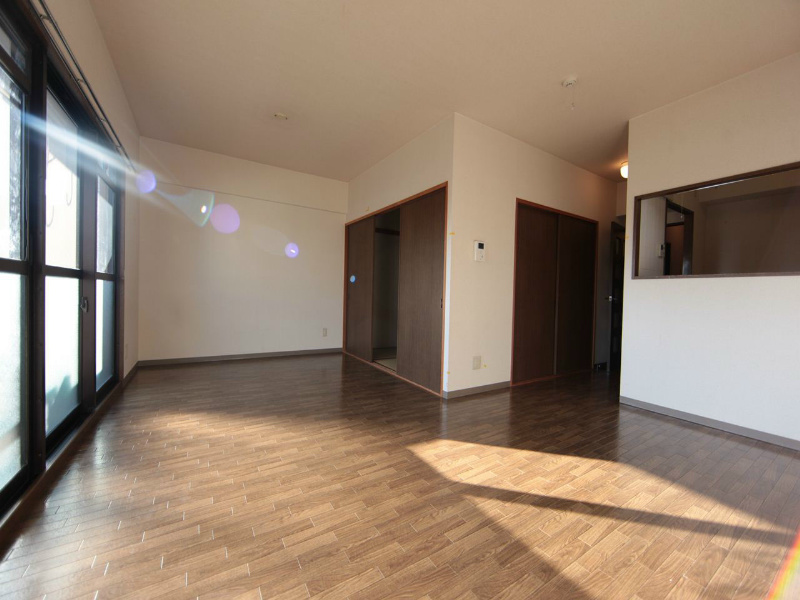 居室・リビング　ＬＤＫ13.7帖　和室6帖とつなげても仕切っても使えます