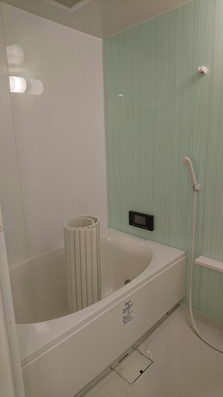 バス・シャワールーム　トゥレーヌ北花田　ミントグリーンが清潔感ある浴室