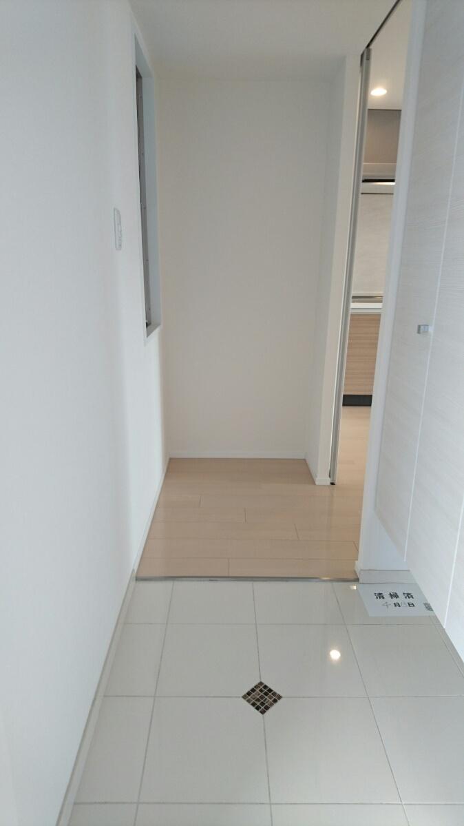 玄関　トゥレーヌ北花田　真っ白な玄関がお出迎え