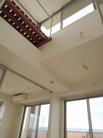 その他設備　トゥレーヌ北花田　吹抜けが光を採り入れます