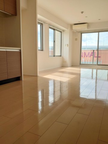 居室・リビング　トゥレーヌ北花田　二面採光の明るいLDK